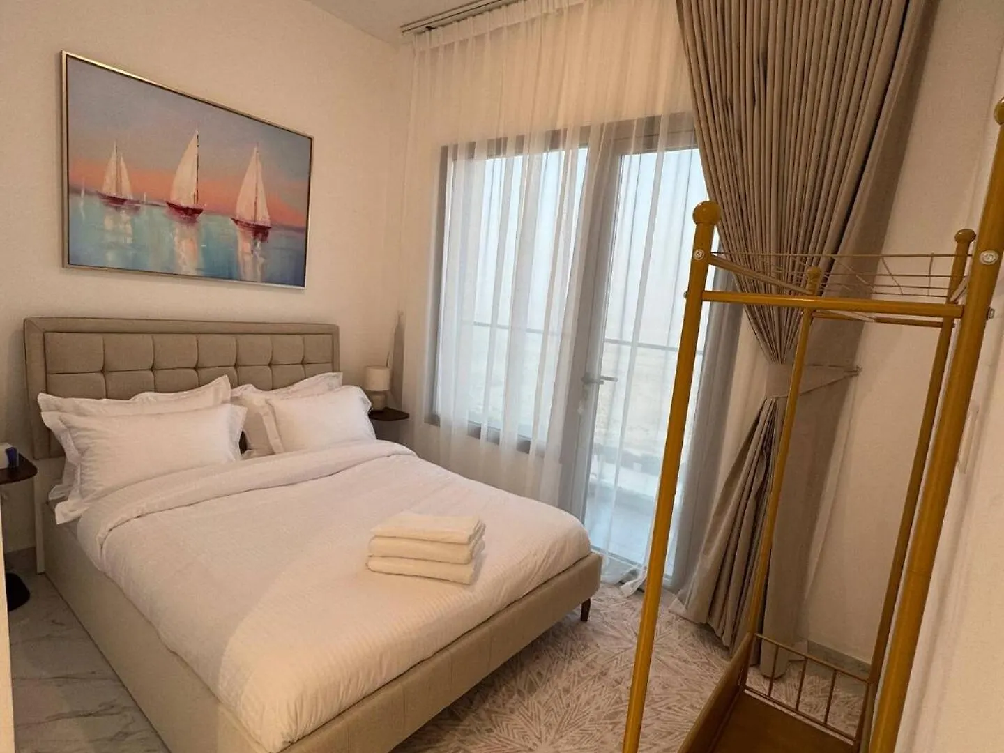 Unique 2Bd Jacuzzi & Sunbed Apartment